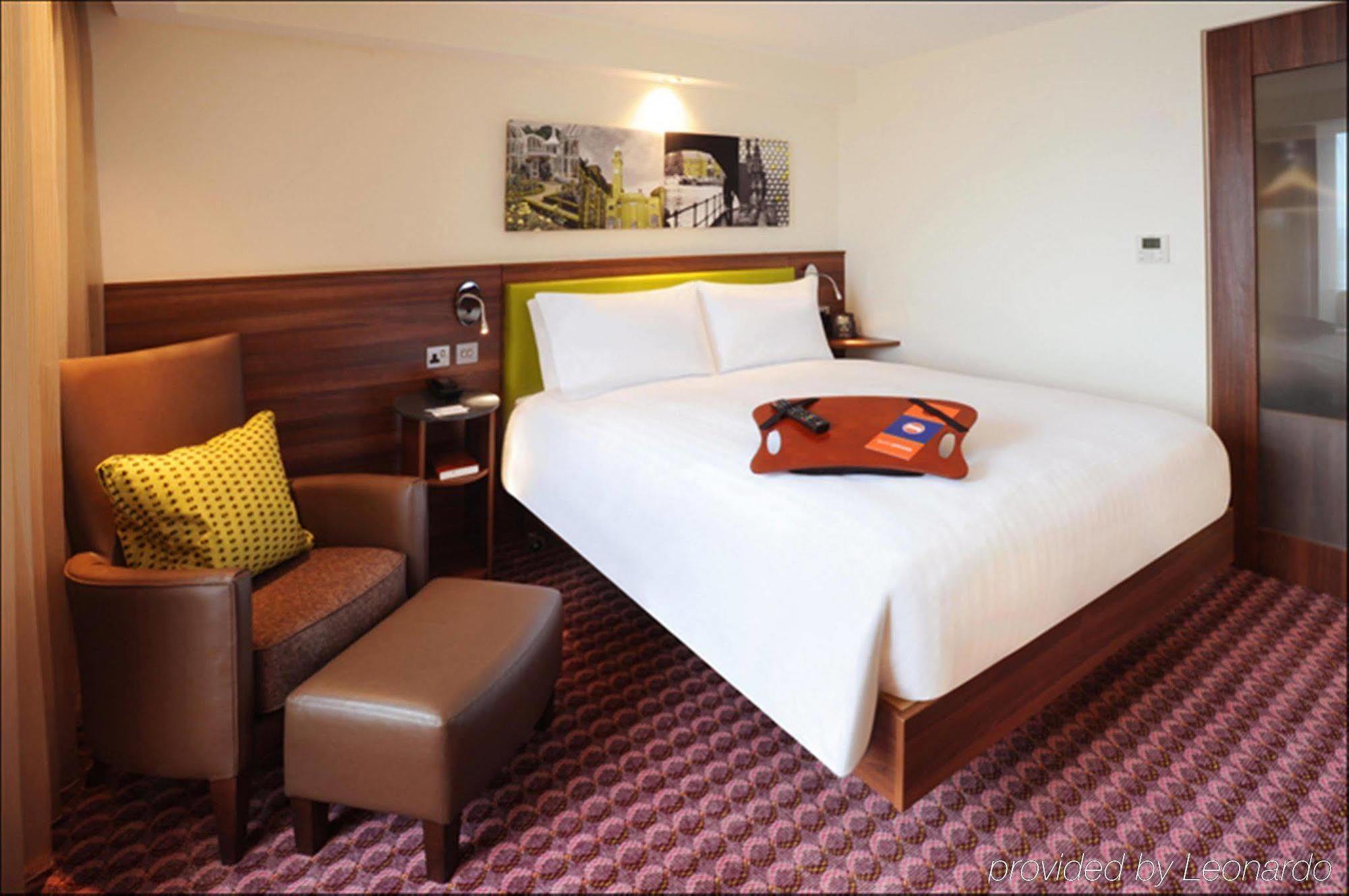 Hampton By Hilton Birmingham Broad Street Hotel Room photo